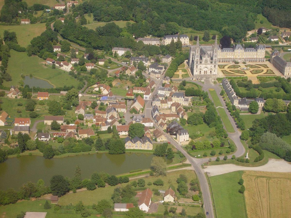 Maison Dans Le Bourg La Chapelle-Montligeon ภายนอก รูปภาพ